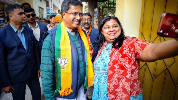 বিজেপির ডোর টু ডোর প্রচারে জোর বিজেপির ডোর টু ডোর প্রচারে জোর