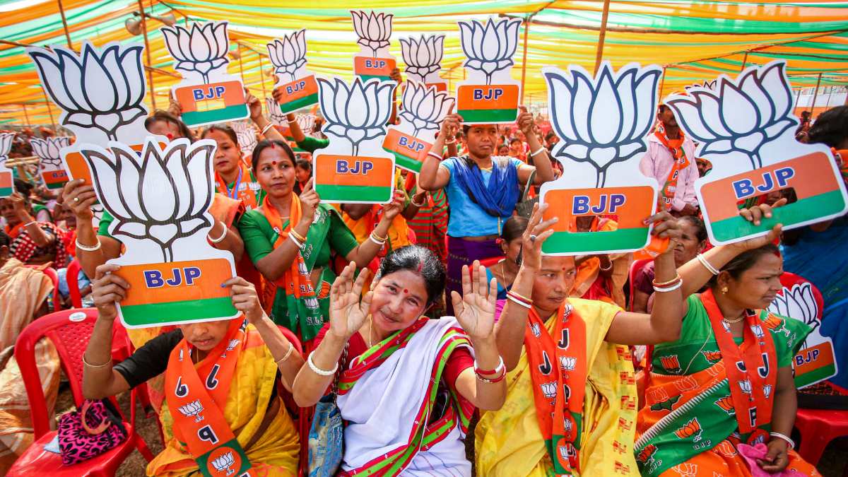 বিজেপি আশ্রিত দুষ্কৃতীদের দিকে। 