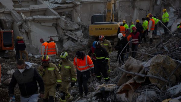 ধ্বংসাবশেষের মধ্যে কাজ করছে নাসার ডিভাইস