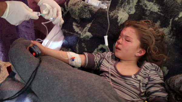 ধ্বংসস্তূপের মধ্যে থেকে উদ্ধার শিশু