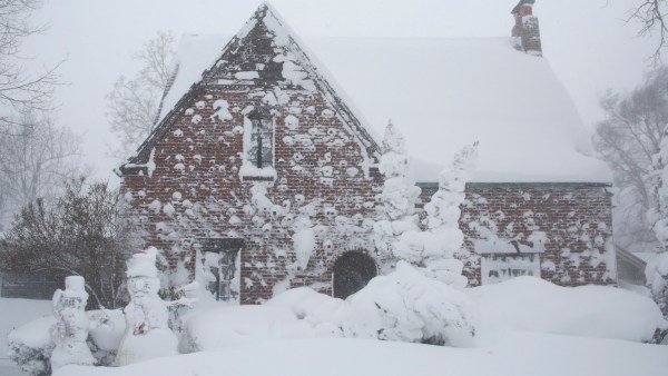 নদীর জল বিপদসীমার উপর দিয়ে বইছে নদীর জল বিপদসীমার উপর দিয়ে বইছে