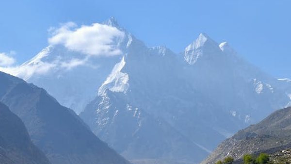 অন্য সবার থেকে আলাদা অন্য সবার থেকে আলাদা