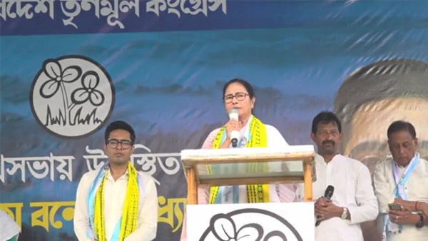 বাম-কংগ্রেসকে আক্রমণ করেন মমতা বাম-কংগ্রেসকে আক্রমণ করেন মমতা