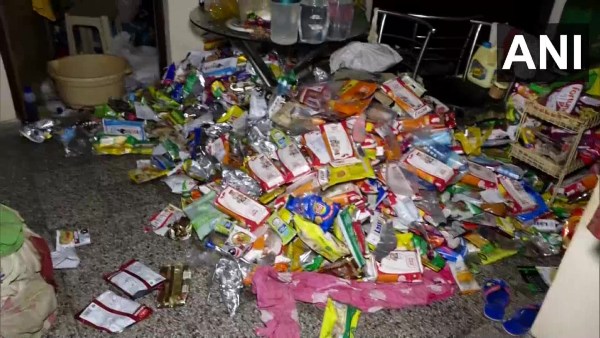 করোনা আতঙ্কে ঘরবন্দি করোনা আতঙ্কে ঘরবন্দি