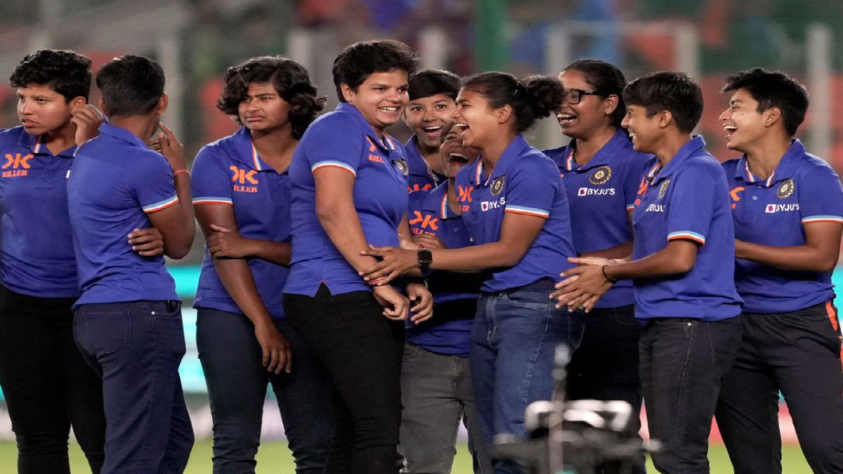 রিচা চমক দিলেন নিলামে রিচা চমক দিলেন নিলামে