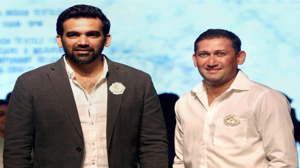 বল হাতে দাপট জাহির-অজিতের