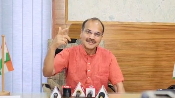 দিদি মন্দিরের দিকে ঝুঁকেছে