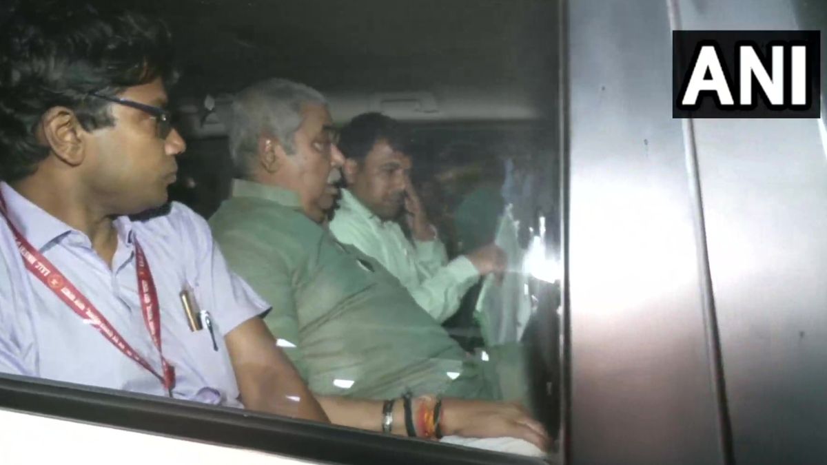 রাতেই অনুব্রতকে নিয়ে বিচারকের বাড়িতে ইডি রাতেই অনুব্রতকে নিয়ে বিচারকের বাড়িতে ইডি