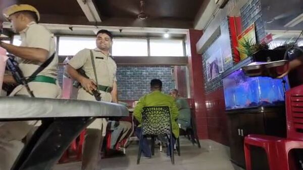 পুলিশের নজর এড়িয়ে কীভাবে সাক্ষাত পুলিশের নজর এড়িয়ে কীভাবে সাক্ষাত