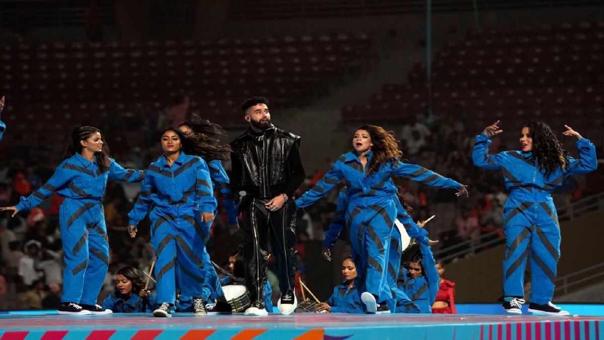 এপি-র গানে কাঁপল স্টেডিয়াম