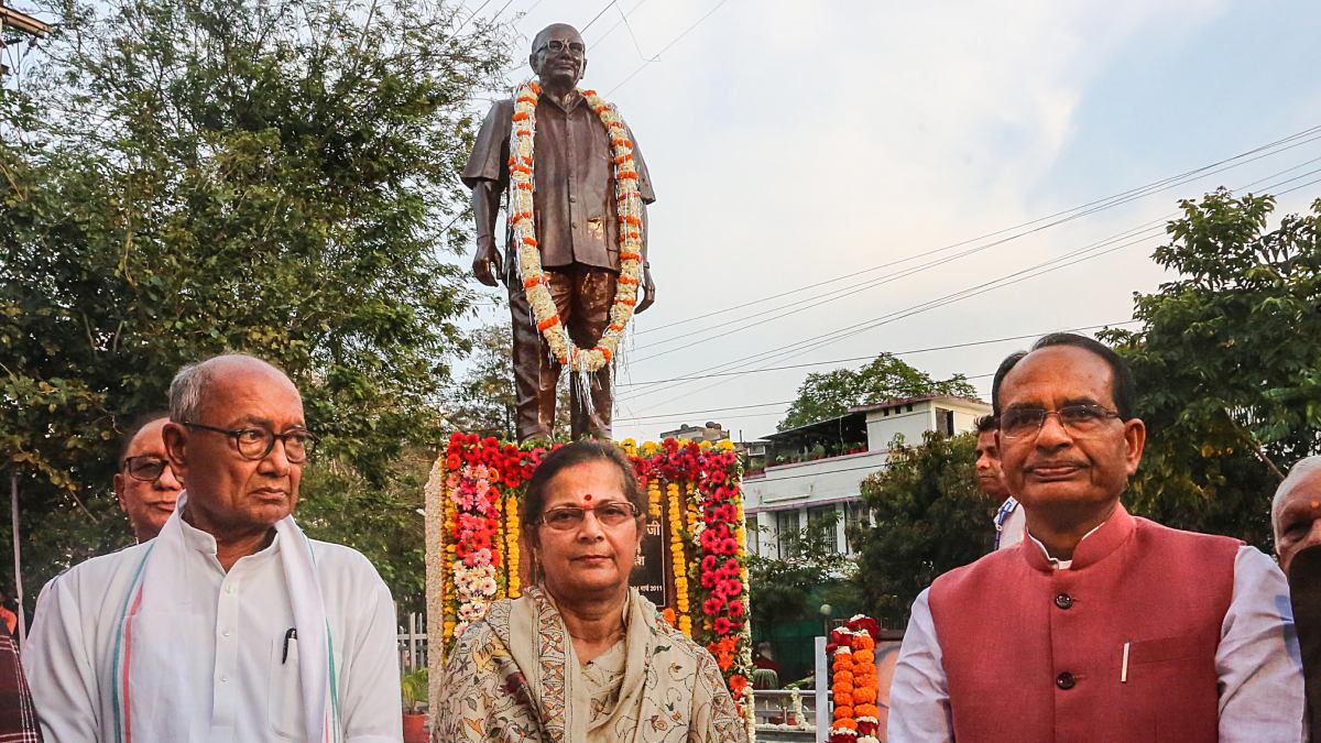 ৩ বছরের অপেক্ষার অবসান, প্রাক্তন মুখ্যমন্ত্রী অর্জুন সিংয়ের মূর্তি বসল ভোপালে ৩ বছরের অপেক্ষার অবসান, প্রাক্তন মুখ্যমন্ত্রী অর্জুন সিংয়ের মূর্তি বসল ভোপালে