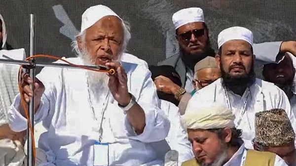 প্রতিবাদ করেছিলে জৈন ধর্মগুরুরা