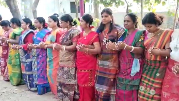 শাল আর মহুয়া ফুল দিয়ে মারাং বুরুর পুজো শাল আর মহুয়া ফুল দিয়ে মারাং বুরুর পুজো