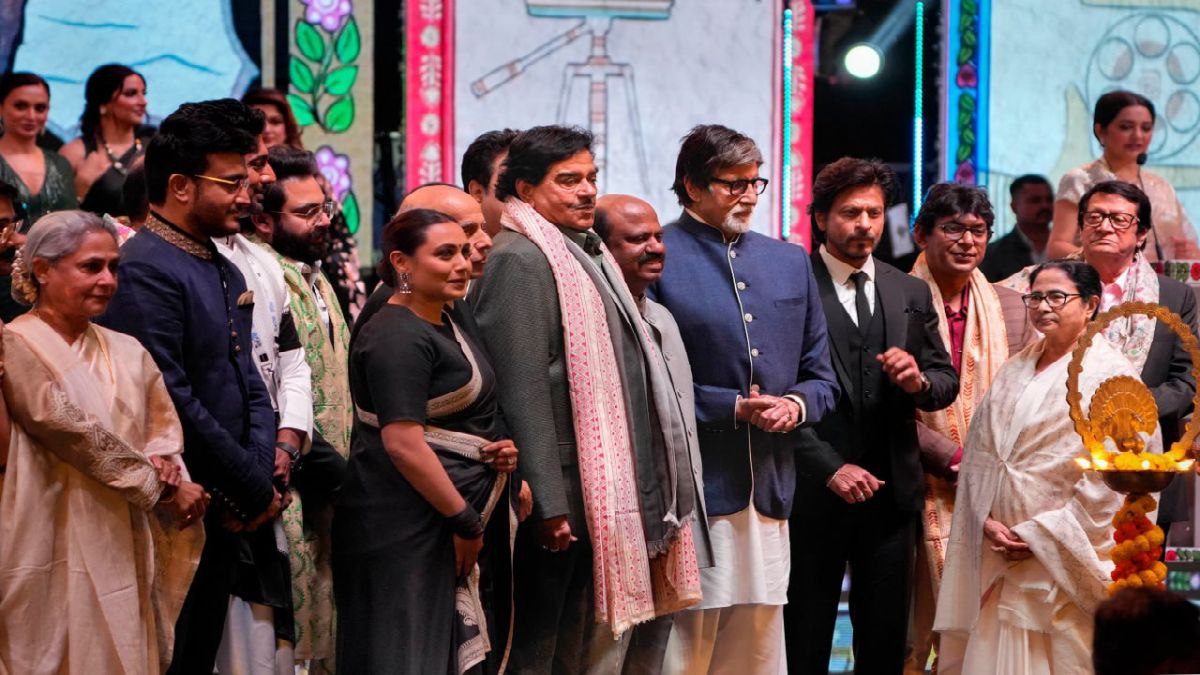 দেবের রাজনৈতিক যোগ