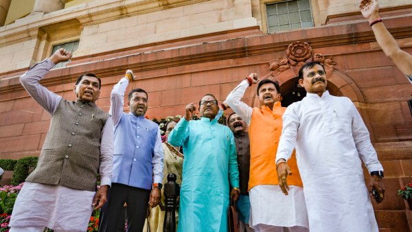 রাহুলের বিরুদ্ধে দেশদ্রোহিতার অভিযোগ রাহুলের বিরুদ্ধে দেশদ্রোহিতার অভিযোগ