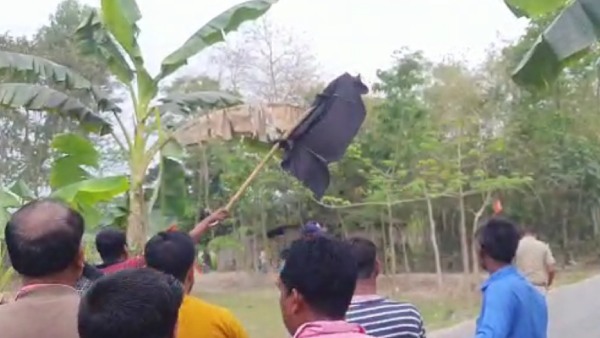 বিজেপি বিধায়ককে কালো পতাকা