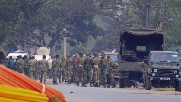 বাংলাদেশ সেনাবাহিনীর আধিকারিকরাও ঘটনাস্থলে বাংলাদেশ সেনাবাহিনীর আধিকারিকরাও ঘটনাস্থলে