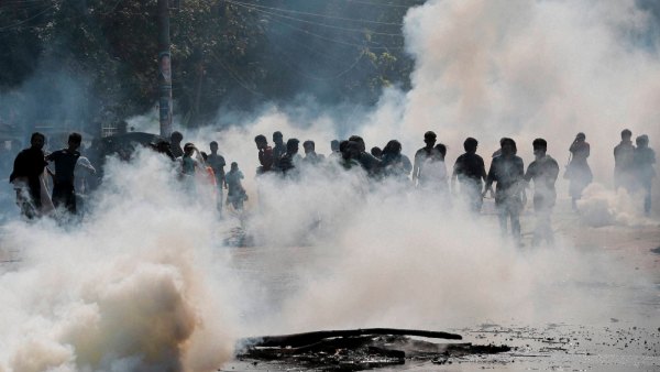 বিস্ফোরণের তীব্রতায় একটা বাস দুমড়ে মুচড়ে যায় 