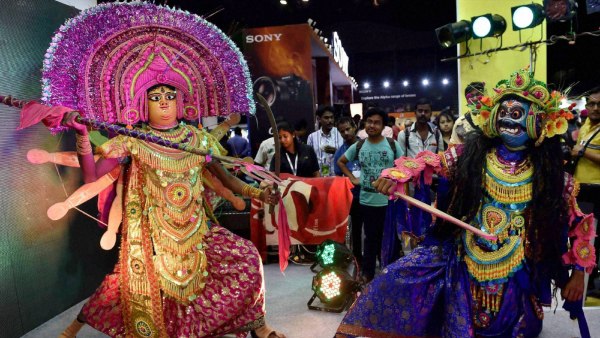 গ্রামেই বিক্রি হয় মুখোশ