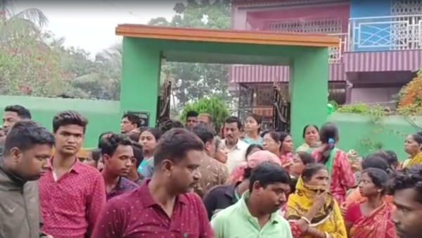 বিক্ষোভ স্থানীয়দের
