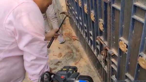 তালা ভেঙে ভিতরে ঢুকছেন তদন্তকারীরা তালা ভেঙে ভিতরে ঢুকছেন তদন্তকারীরা