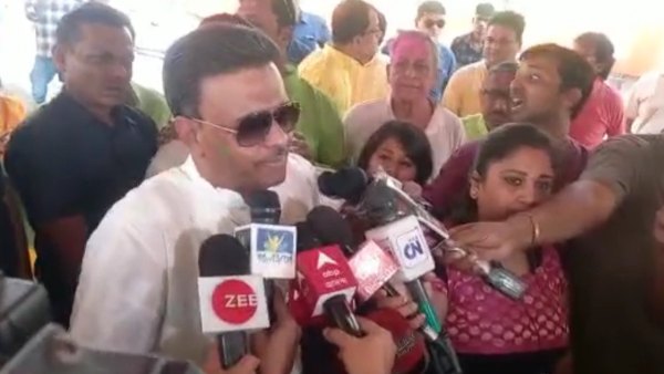 অনুব্রতর পাশে দল