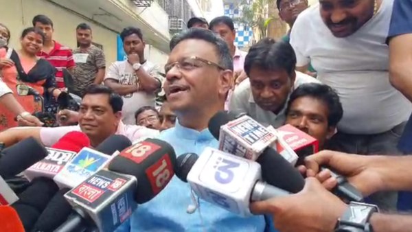 মমতা বন্দ্যোপাধ্যায়ের সঙ্গে আছি