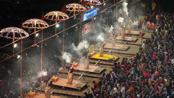 বারাণসীর মতই গঙ্গা আরতি বারাণসীর মতই গঙ্গা আরতি
