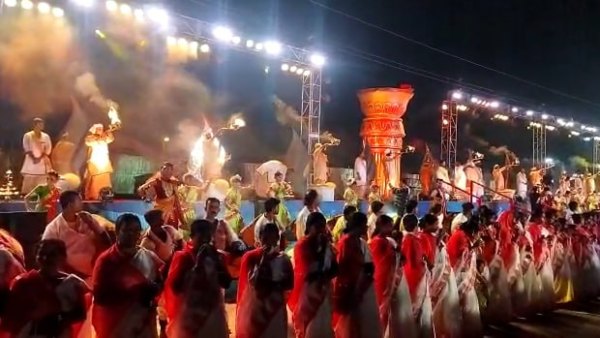 ঘরের কাছেই মিনি বারাণসী ঘরের কাছেই মিনি বারাণসী