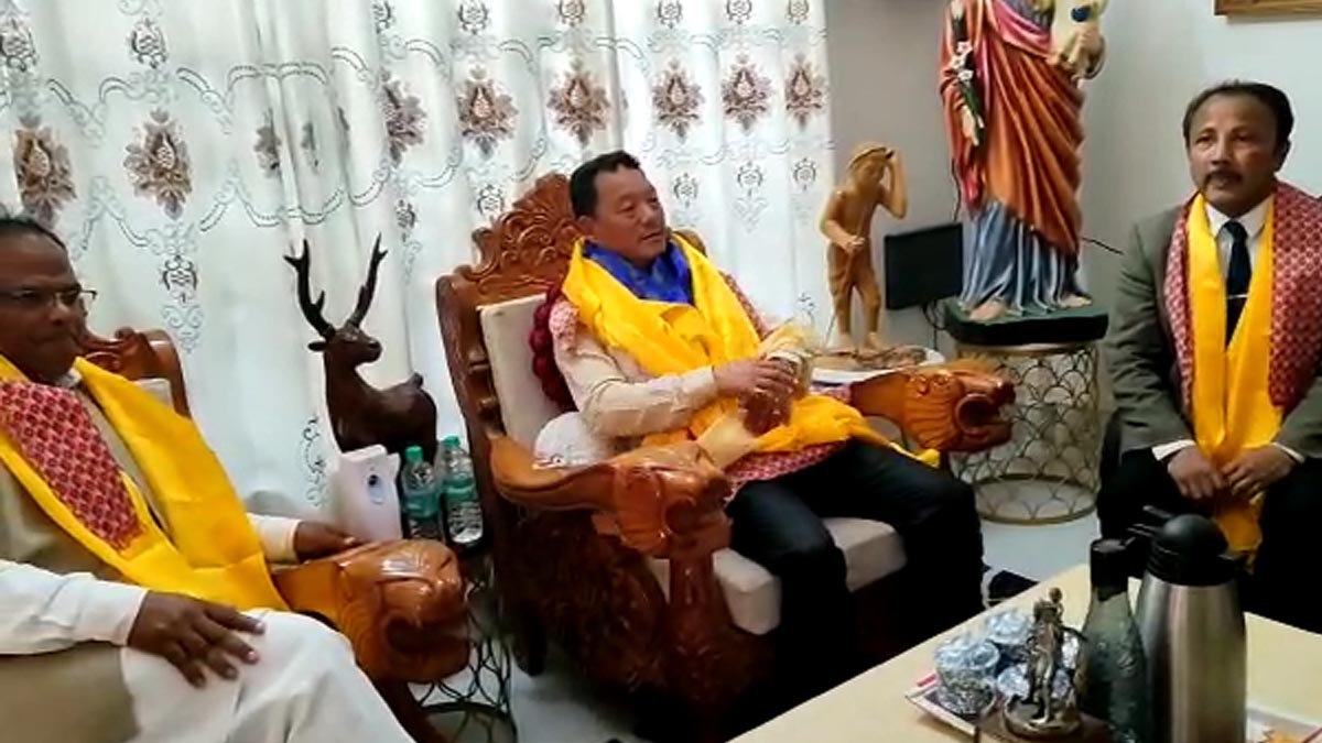 চা বাগানে কেন্দ্রীয়মন্ত্রীর বাসভবনে গুরুং চা বাগানে কেন্দ্রীয়মন্ত্রীর বাসভবনে গুরুং