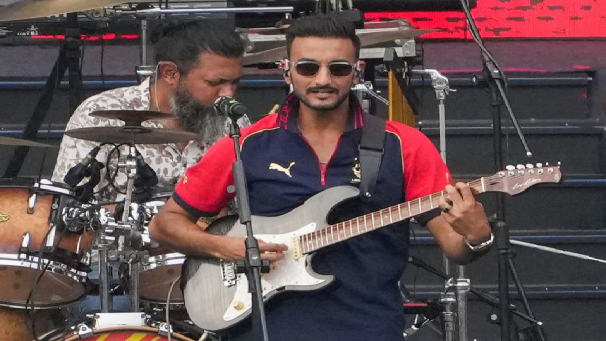 গিটার হাতে হর্ষল গিটার হাতে হর্ষল