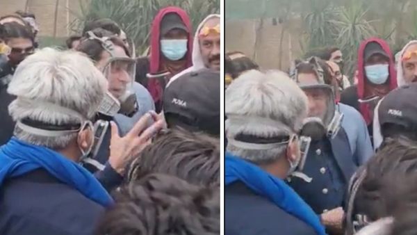 Gas Mask পড়ে ইমরান খান Gas Mask পড়ে ইমরান খান