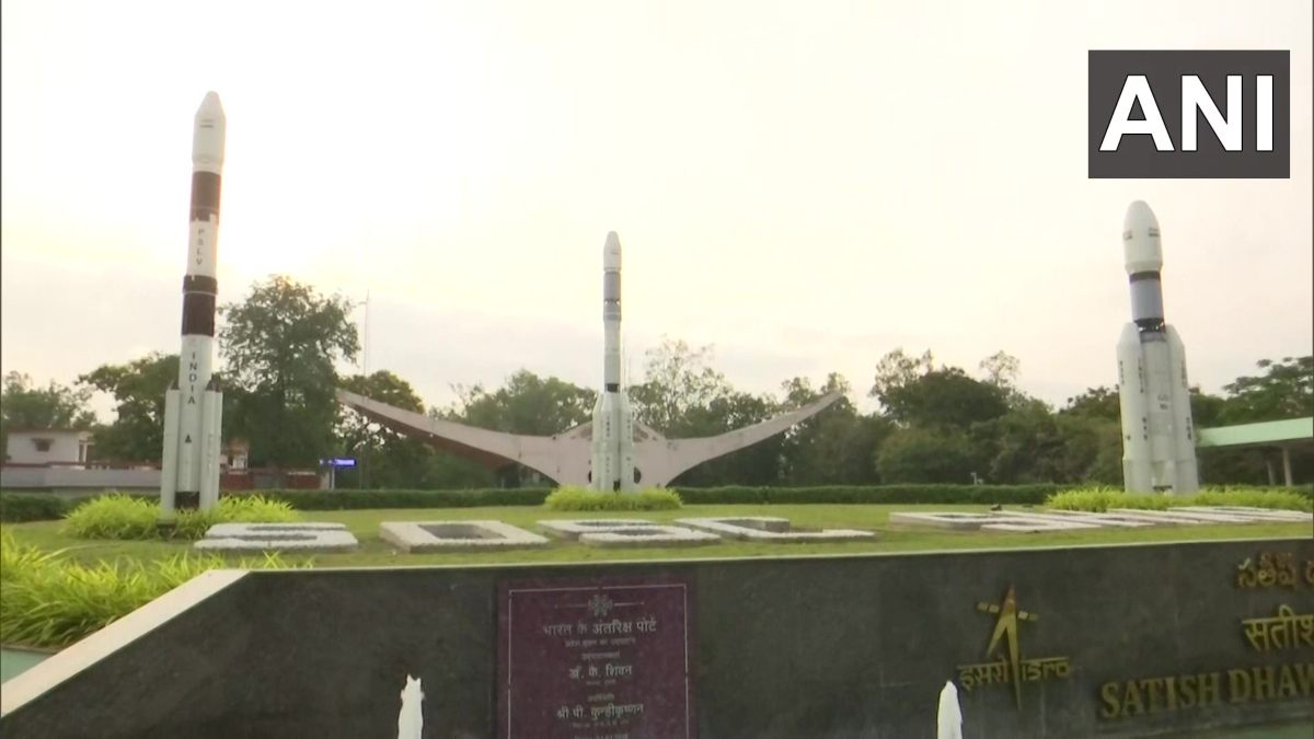 ৩৬টি উপগ্রহ নিয়ে ইসরোর রকেট পাড়ি দিল মহাকাশে, সফল উৎক্ষেপণ ৩৬টি উপগ্রহ নিয়ে ইসরোর রকেট পাড়ি দিল মহাকাশে, সফল উৎক্ষেপণ