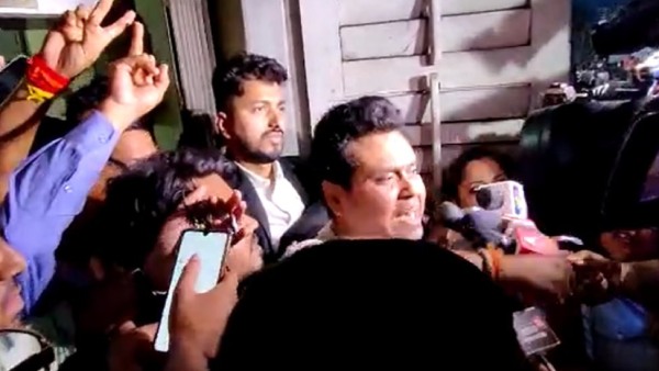 গর্জে উঠলেন আইনজীবীরা, সরব রাজনীতিবিদরা গর্জে উঠলেন আইনজীবীরা, সরব রাজনীতিবিদরা
