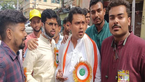 পাল্টা নিশানা করেন কৌস্তভ পাল্টা নিশানা করেন কৌস্তভ