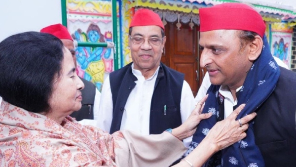 মমতা বন্দ্যোপাধ্যায়ের সঙ্গে বৈঠক অখিলেশের মমতা বন্দ্যোপাধ্যায়ের সঙ্গে বৈঠক অখিলেশের