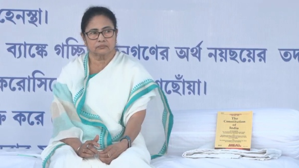 অবস্থান বিক্ষোভে মমতা