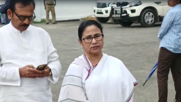 প্রতিবাদে ধরনা মমতার