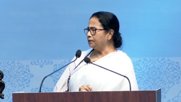 ধরনা মঞ্চ থেকেও গ্যাস-বার্তা দিতে ভুললেন না মমতা ধরনা মঞ্চ থেকেও গ্যাস-বার্তা দিতে ভুললেন না মমতা