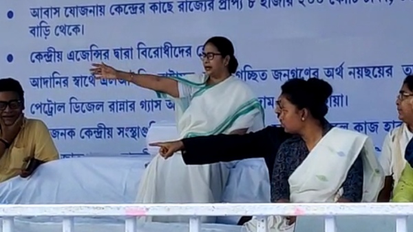 মমতা দিচ্ছে বিনা পয়সর চাল, মোদীর গ্যাস ১১৪৯ মমতা দিচ্ছে বিনা পয়সর চাল, মোদীর গ্যাস ১১৪৯