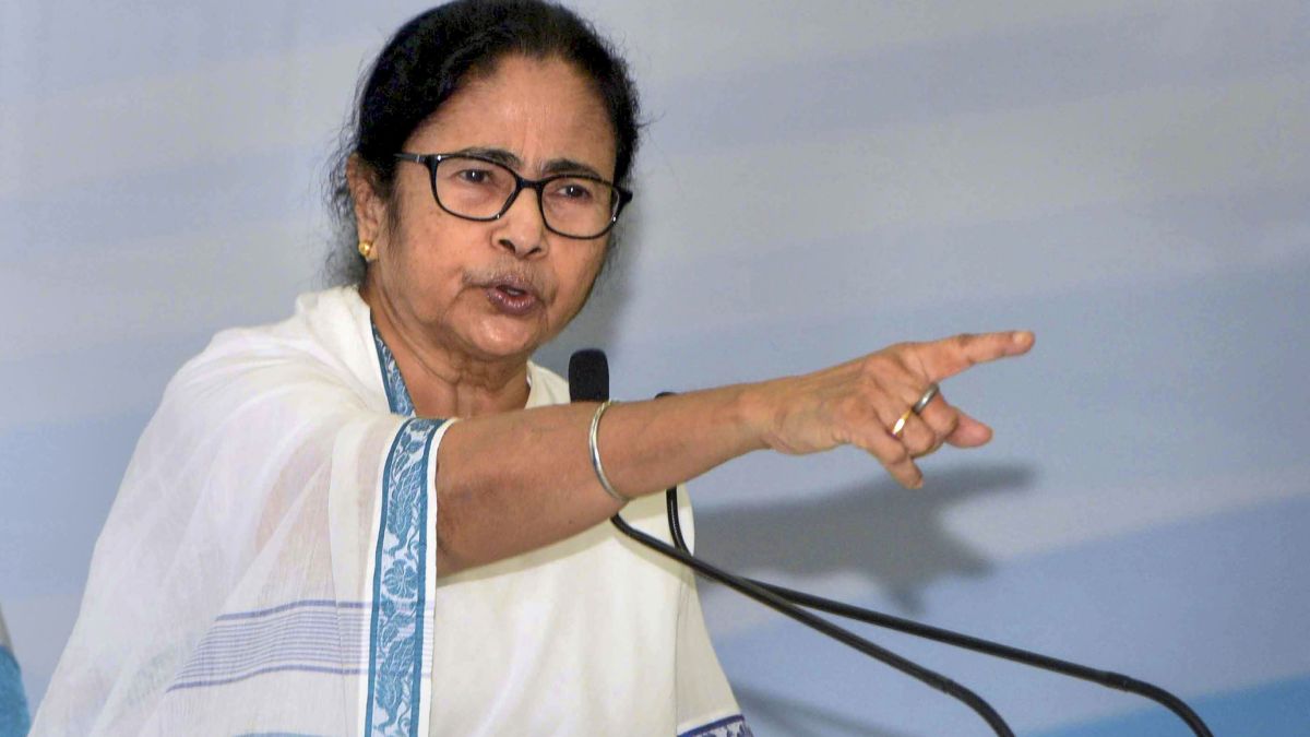 মমতার বিরুদ্ধে মামলা