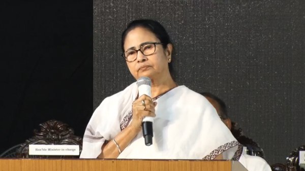 জেলা নেতৃত্বের সঙ্গে টোলিফোনিক বৈঠকে মমতা 