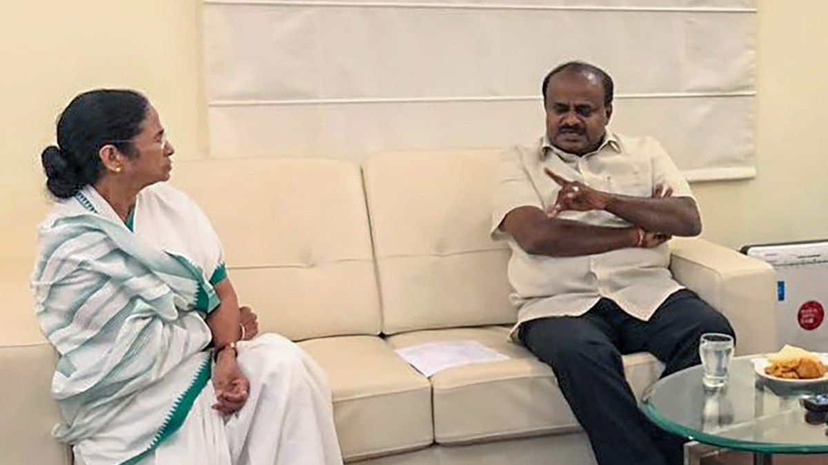 ২৪-এর লড়াইয়ে মমতার বিজেপিকে হারানোর বার্তা কুমারস্বামীকে