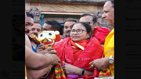 মমতাকে মূর্তি উপহার