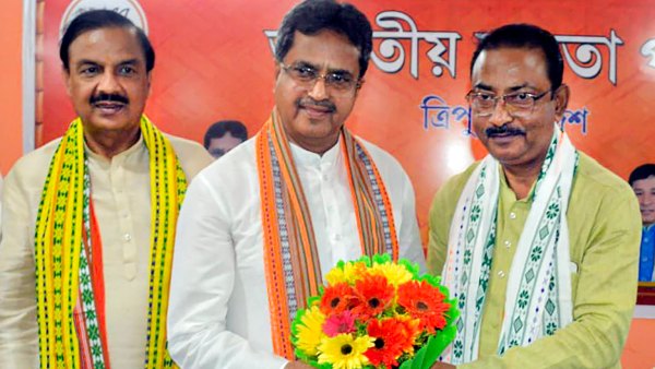 ১০ মাসের মুখ্যমন্ত্রীর উপর ভরসা