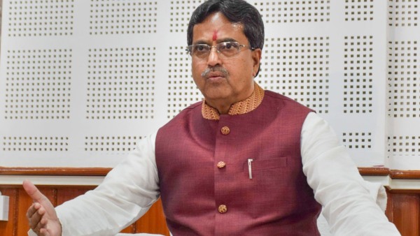 পিছিয়ে মানিক সাহা