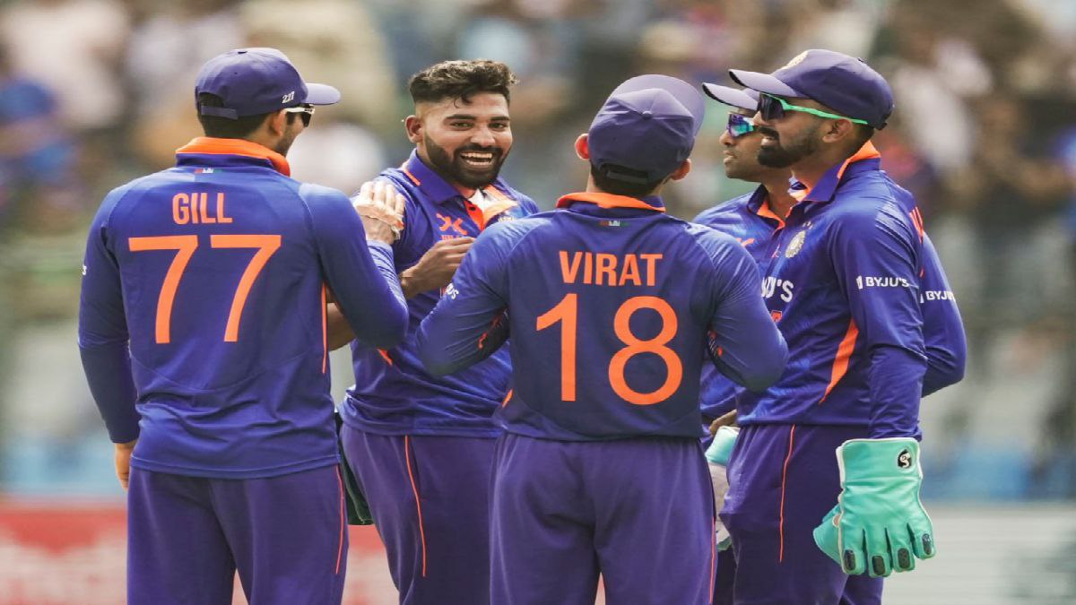 সিরাজ ধাক্কা দেন শুরুতে সিরাজ ধাক্কা দেন শুরুতে
