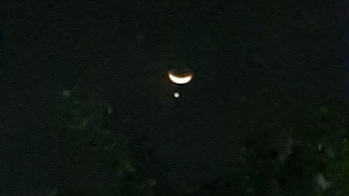 সন্ধ্যাতারা ধীরে ধীরে অদৃশ্য হয়ে গেল চাঁদের অন্ধকারে