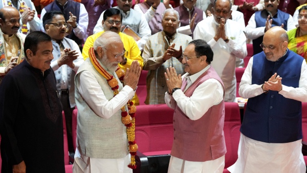 বৈঠকের শুরুতেই মোদীকে অভিনন্দন বৈঠকের শুরুতেই মোদীকে অভিনন্দন