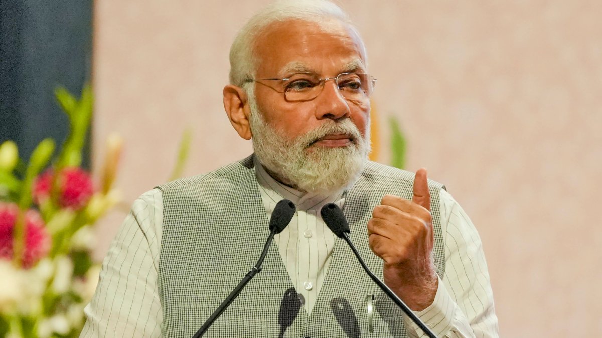 মোদীর ডিগ্রি নিয়ে প্রশ্ন